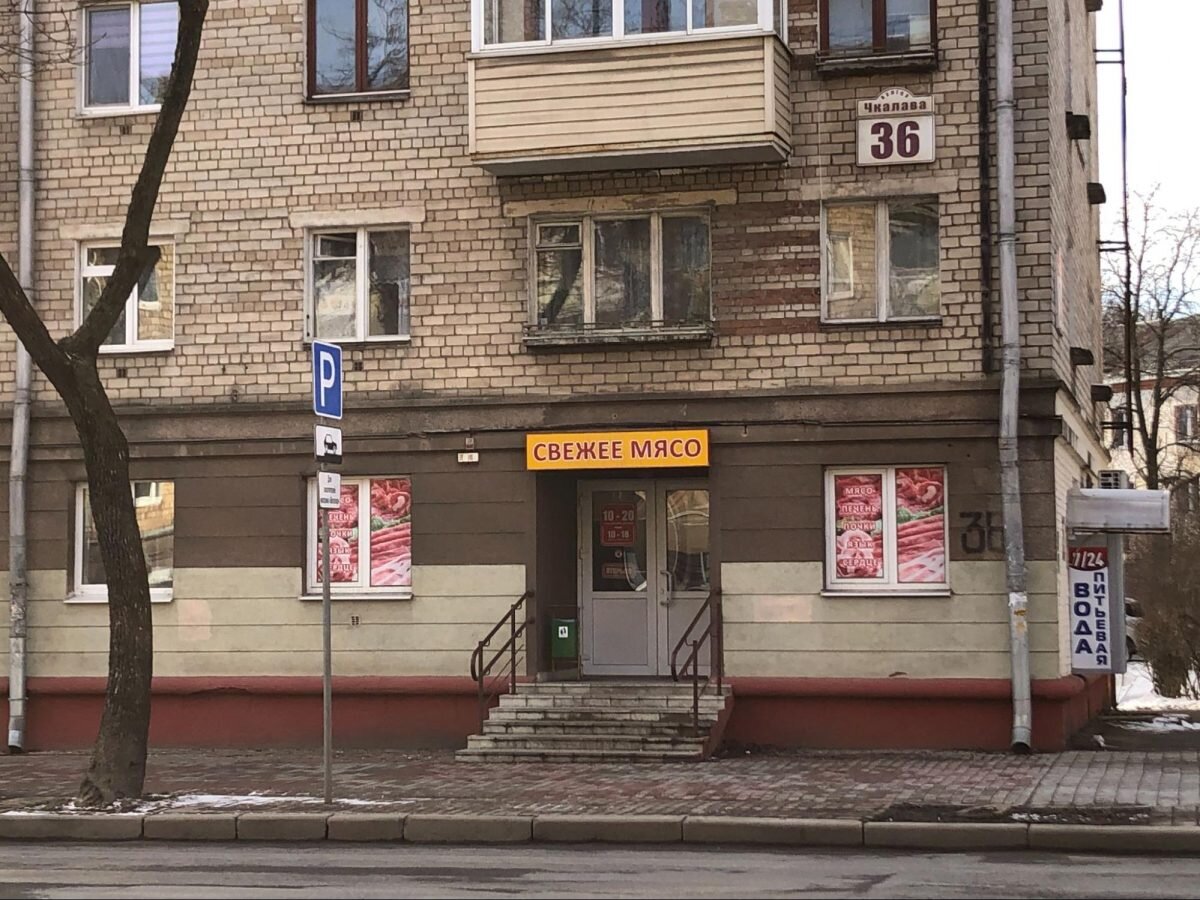 Рядом находится остановка