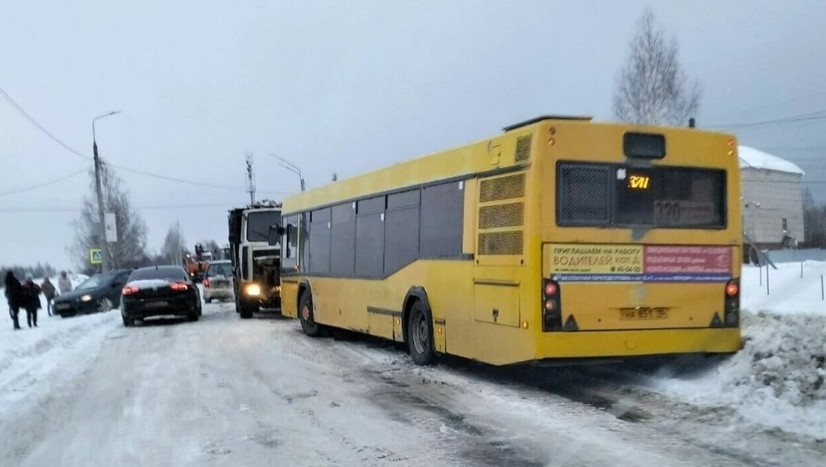     Пользователи соцсетей сообщили об аварии с пассажирским автобусом в Ижевске. Информации о пострадавших нет.