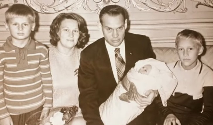 Новая семья (Евгений справа от отца)