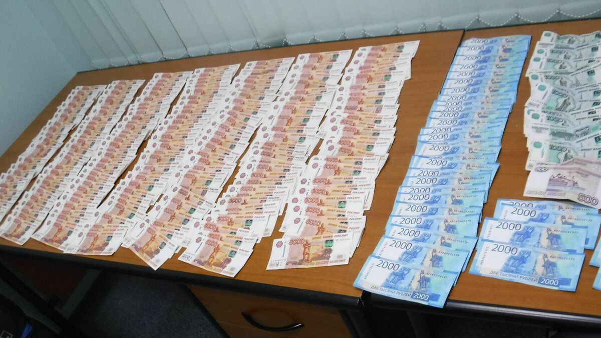     Деньги она спрятала в ручной клади.