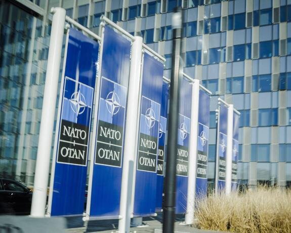    эмблемы НАТО, IMAGO/Thomas Trutschel