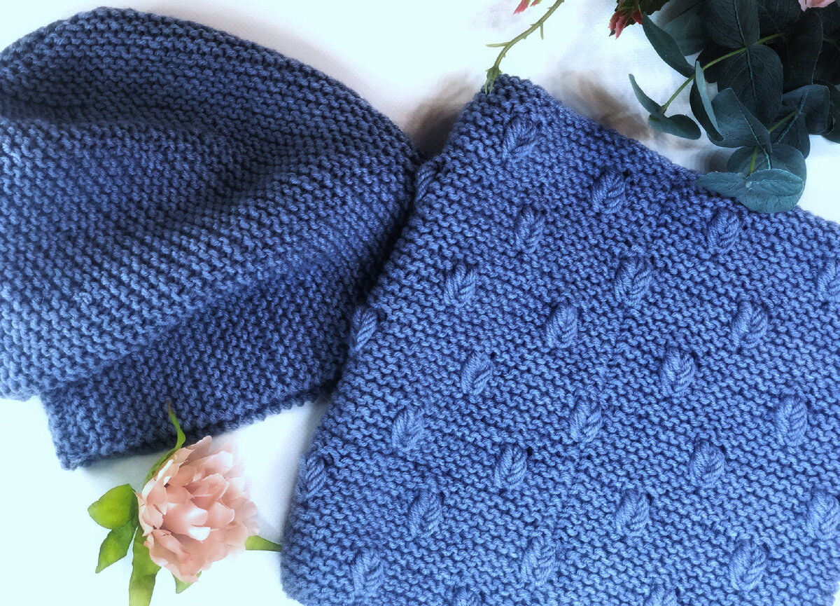 Новый комплект. В центре снуда виден стык рядов платочной вязки. Для кого-то это неприемлемо, для меня - нормально