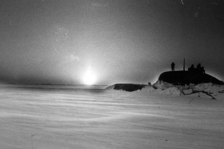Советская атомная подводная лодка всплывает в районе Северного полюса. Фото: архив Гидрографической службы Северного флота