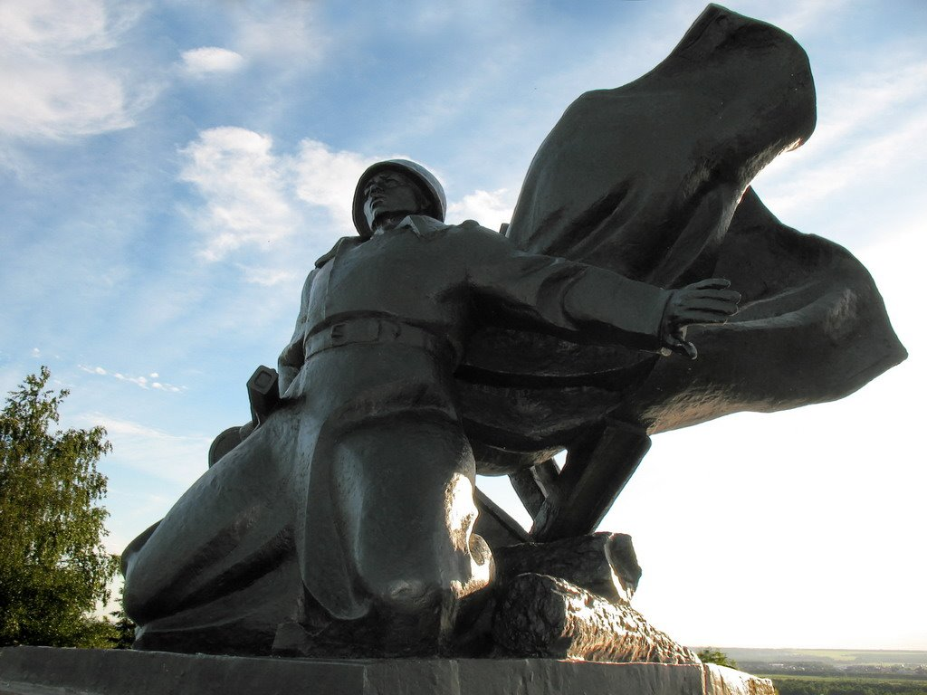 Матросов памятник. Памятник Александру Матросову в Уфе. Александр Матросов памятник. Александр Матросов памятник в Уфе. Памятник Александру Матросову в Уфе парк Победы.