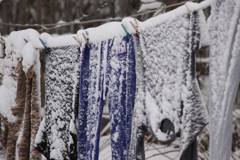 ещё вчера, так мели снега, что прям совсем замело штаны, неужели не растают, неужели не оттают, до самой, прям до самой весны...