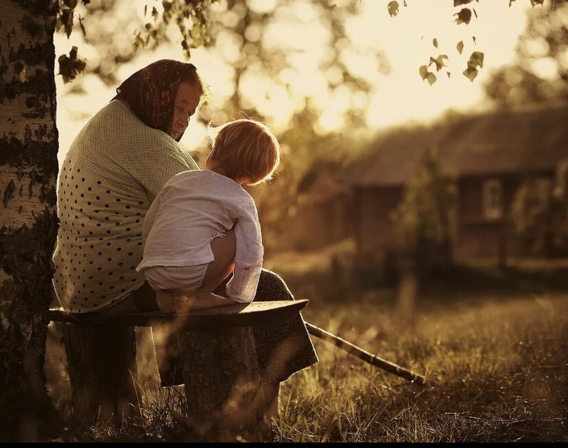 Куда уходит бабушка. Бабуля в платке. Пожилые родители. Бабушка у окна. Бабушка уходит.