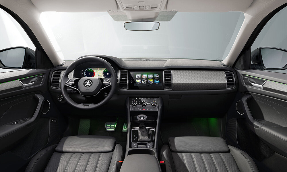 Салон Kodiaq удобен и просторен, в нем достаточно места для семи взрослых и много места для хранения вещей. Используемые материалы отличаются высоким качеством, а информационно-развлекательная система удобна и проста в использовании. 
Внешний вид Kodiaq также впечатляет своим смелым и самобытным дизайном, который будет привлекать внимание, куда бы вы ни пошли. Kodiaq доступен в различных цветах, а также с рядом дополнительных опций, позволяющих настроить автомобиль по своему вкусу.