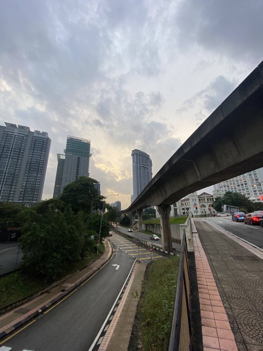 вот как-то так везде)) Спустя несколько дней я просто поняла, что искать какие-то переходы бесполезно, надо просто идти, вот прям перебегать трассы