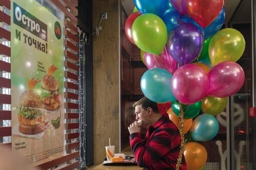    Во «Вкусно – и точка» запустили аналог «Биг Мака». Сколько стоит «Биг Хит» и как взять сразу два по акции? Данил Тармасинов