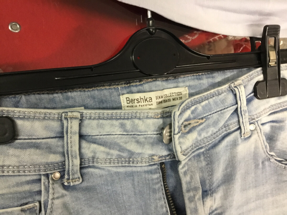 Джинсы от Бершка. Интересно пошит пояс. Петля для пуговицы в шве. Обычно этот прием используют на блузках из крепжоржета. 