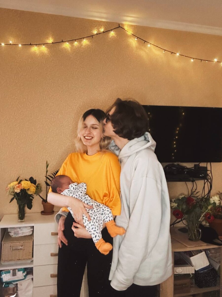 Рябина Фэмили в полном составе: Ася (1 мес.); Лиза (21 год); Стёпа (25 лет).