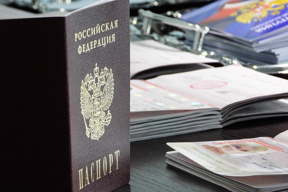     Более 130 тысяч жителей Запорожской области уже получили российские паспорта. Фото: Алексей Коновалов/ТАСС