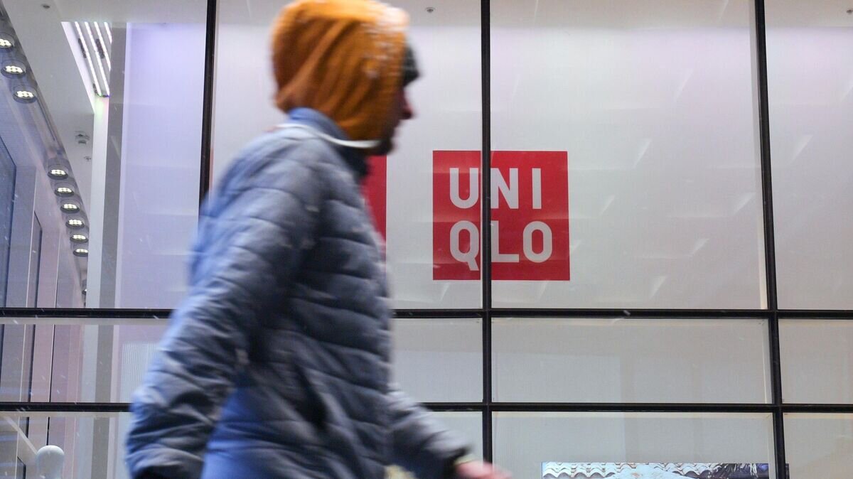    Прохожий у закрытого магазина одежды Uniqlo в Санкт-Петербурге© РИА Новости / Александр Гальперин