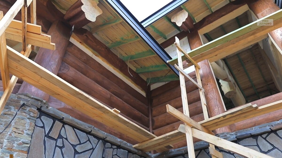 Окрашенный фасад POST & BEAM на цокольном этаже из камня