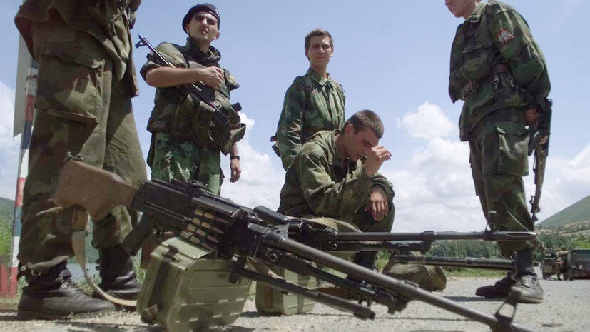     Сербские военные в Косове, июнь 1999 года / AP / Jerome Delay