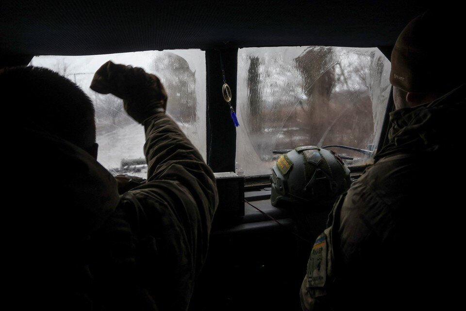     Киев перебрасывает в Часов Яр обученных в НАТО военных и легкобронированную технику  REUTERS