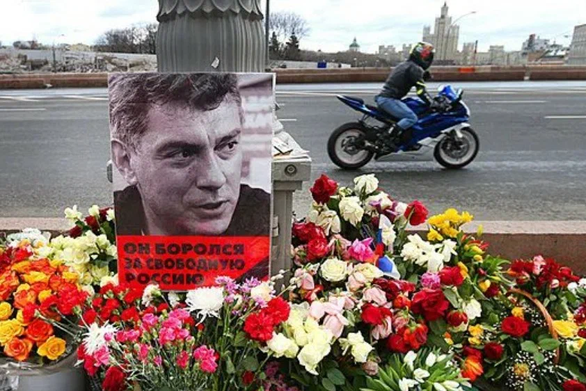 Цветы памяти Бориса Немцова.