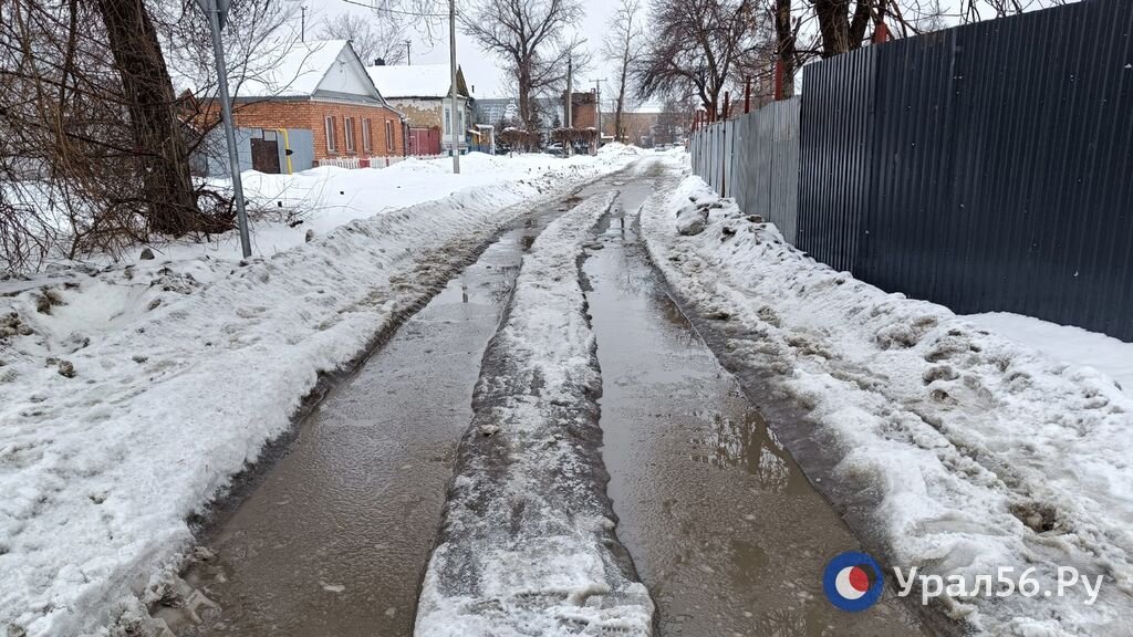 Ул уральская оренбург затопило. Снег на дороге. Талый снег. Талые лужи. Большие лужи.