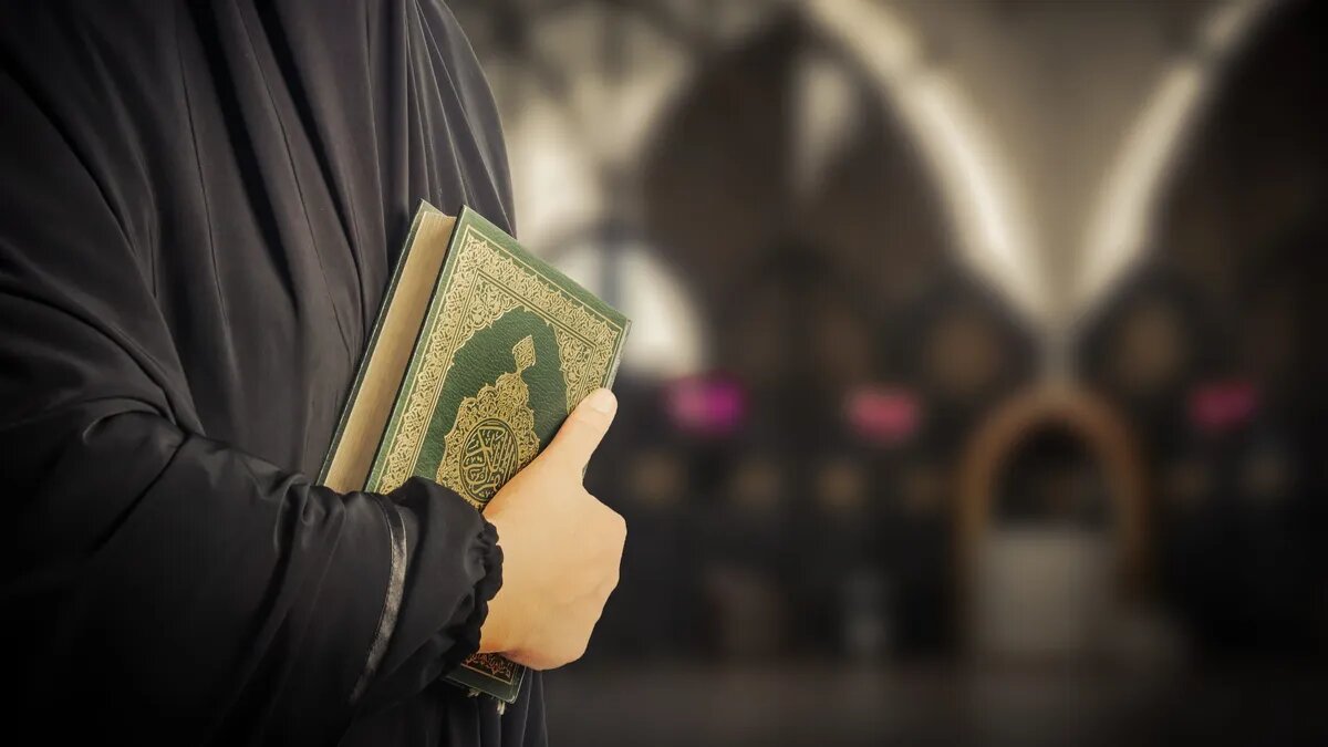 Человек с Кораном в руках