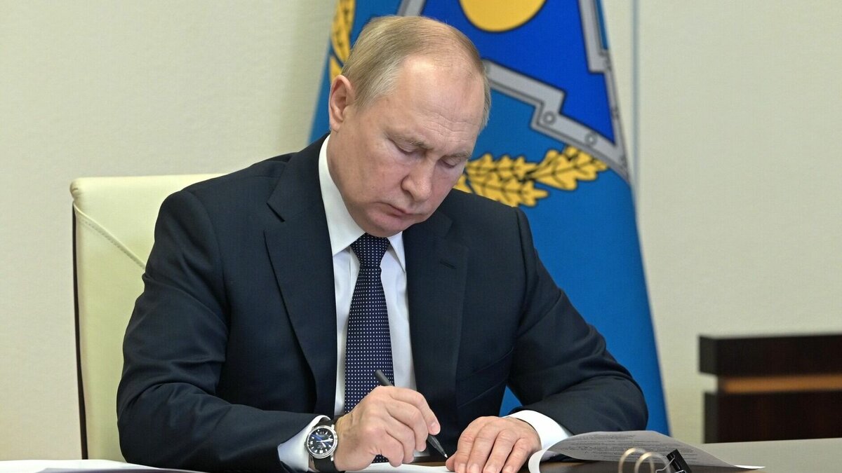     Подписанный главой государства документ принят в связи с прекращением членства РФ в Совете Европы.