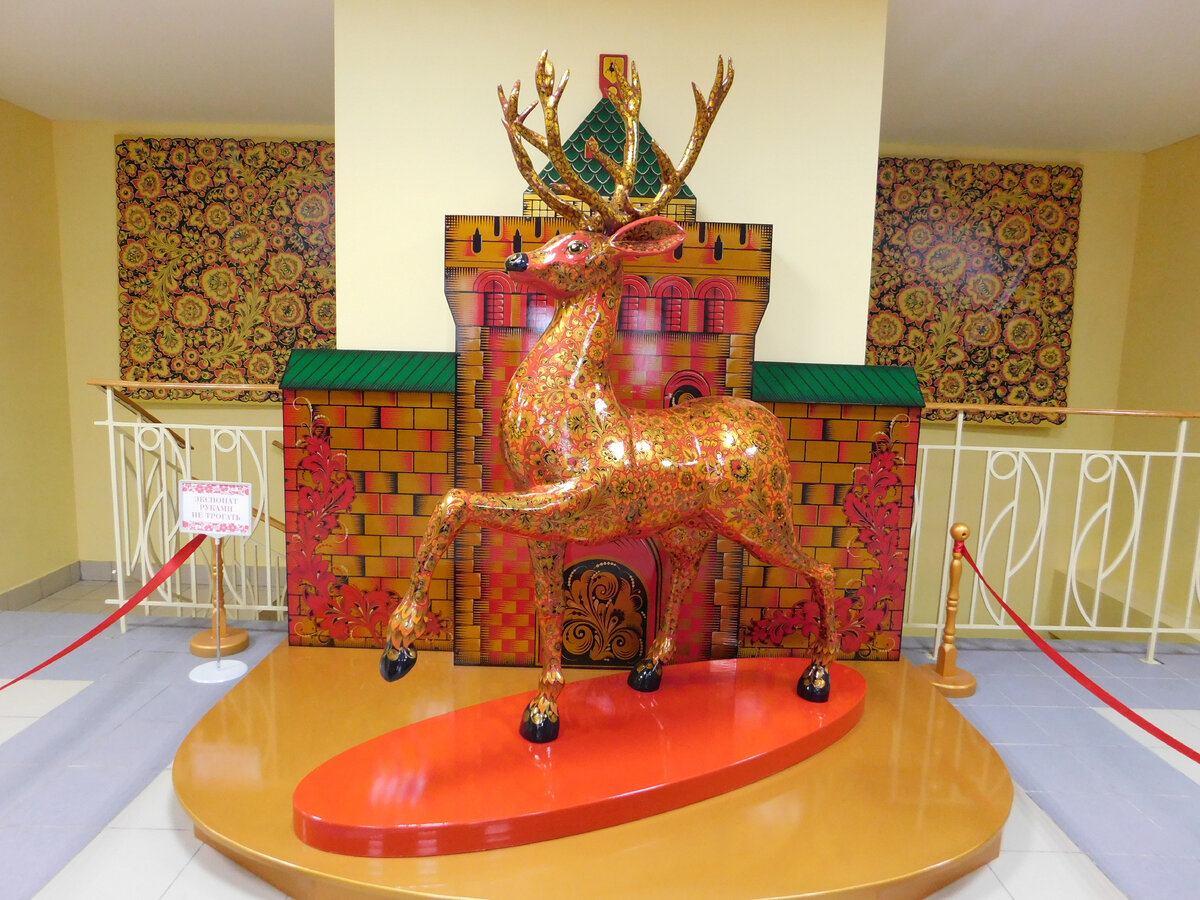 Символ-гигант с фабрики "Золотая хохлома". Фото автора.