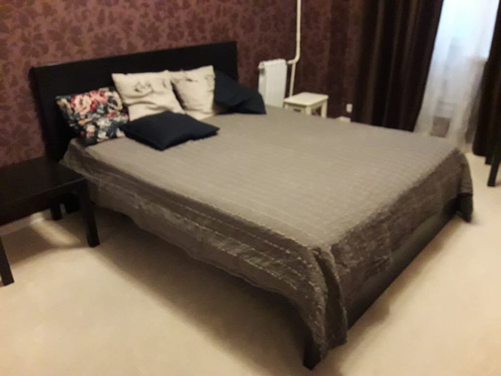 Тёмные обои в спальне добавляют защищённости.