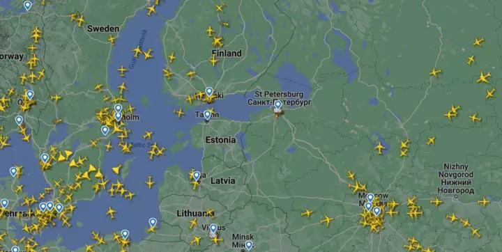 Воздушное пространство над Санкт-Петербургом. Скриншот: FlightRadar24.com Петербургский аэропорт "Пулково" объявил о временной задержке рейсов. Такое сообщение разместили на странице правительства Санкт-Петербурга во "ВКонтакте". "Аэропорт и его службы работают в штатном режиме", – гласит сообщение. Telegram-канал "112" же, в свою очередь, сообщил, что над аэропортом "Пулково" на время закрыли воздушное пространство в радиусе 200 километров. Отмечается, что неопознанный объект, из-за которого в небо подняли военные самолеты, был похож на беспилотник. "В воздухе работают два истребителя – Су-35 и МиГ-31", – сообщали в "112". По информации Telegram-канала "Фонтанка", неопознанный летающий объект заметили в 160-200 километрах от Петербурга. По их данным, такую информацию министерство обороны по своим каналам сообщило в службу "Пулково". В связи с этим по установленной процедуре петербургский аэропорт не принимал самолеты и не давал разрешения на взлет. Позже Baza и "112" сообщили, что план "Ковер" в Петербурге отменен, а небо над городом открывают. Коммерсантъ со ссылкой на источник в Росавиации сообщил, что все авиакомпании получили информацию о снятии запрета на полеты над Санкт-Петербургом. Также сегодня глава Республики Адыгея – субъекта РФ – Мурат Кумпилов сообщил в своем Telegram-канале, что в одном из поселков республики упал неустановленный летальный аппарат. "В поселке Новом Гиагинского района Адыгеи ночью было зафиксировано падение неустановленного летательного аппарата. На месте работает следственно-оперативная группа", – написал Кумпилов. Жертв и пострадавших, по его словам, нет. Есть лишь незначительное разрушение хозяйственной постройки животноводческой фермы.