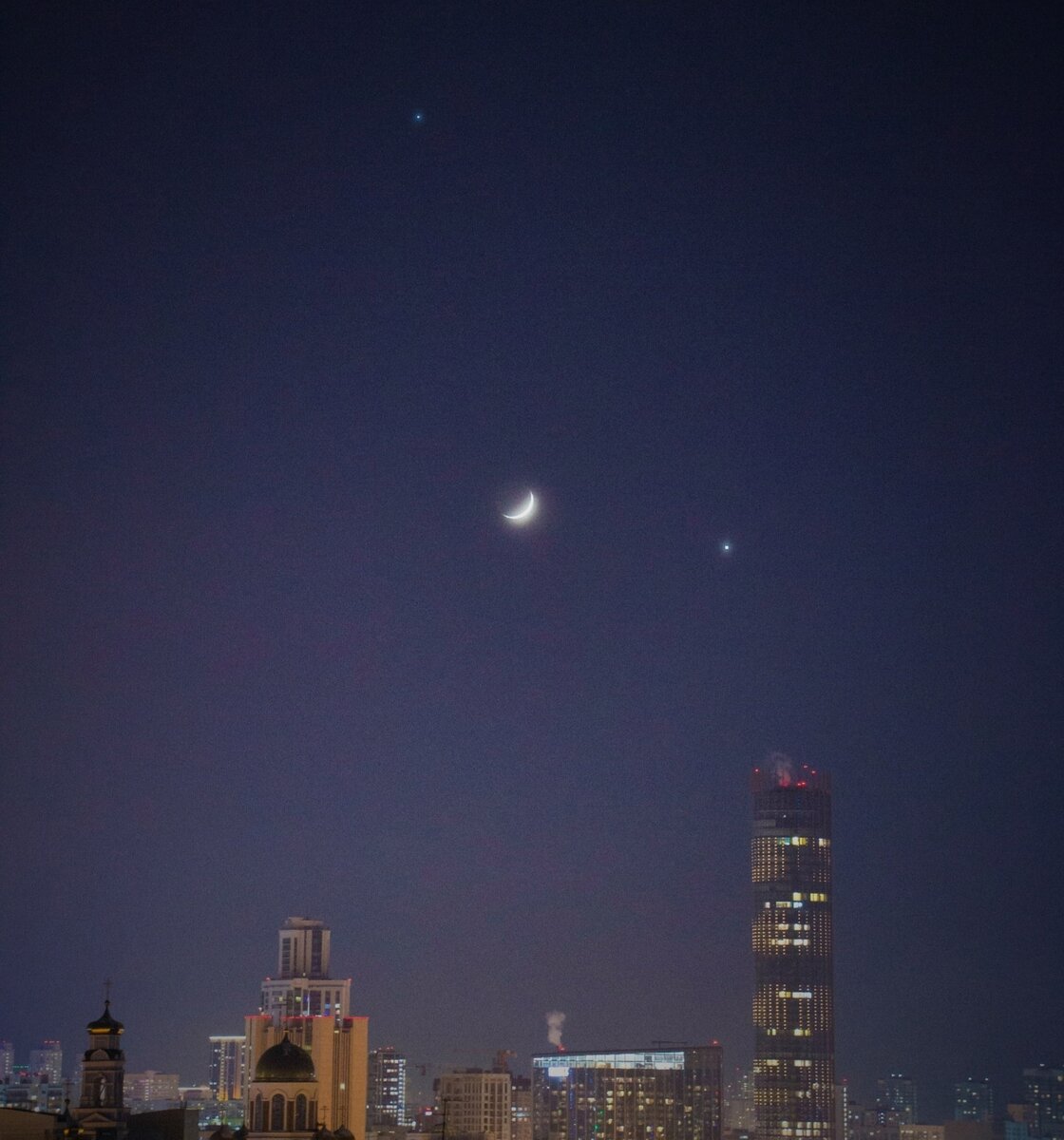 Фотография из интернета. Здесь месяц не очень красный и ореол лишает его той резкой остроты, которую я видела вживую, но лучшего изображения я не нашла. А самой сфотографировать, конечно же, было недосуг.