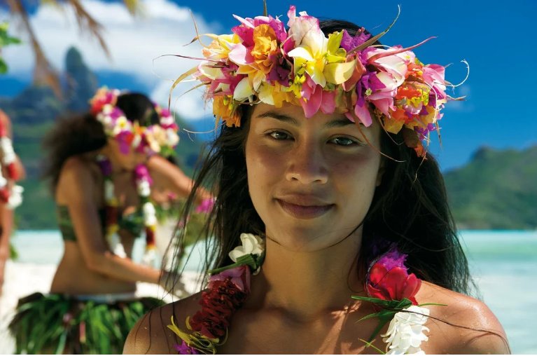 Свою первую брачную ночь полинезийская невеста проводит по очереди с каждым гостем свадьбы. Жених при этом заботливо держит ее голову у себя на коленях.