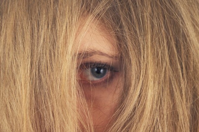    Стоит ли вырывать седые волосы и не опасно ли это?