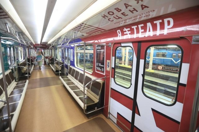    Что за вагоны с театральными персонажами курсируют в метро Петербурга?