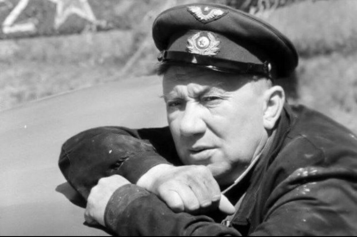 Алексей Смирнов в роли Макарыча в фильме "В бой идут одни старики". 