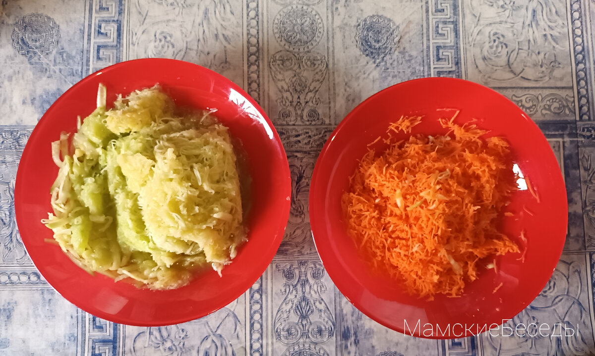 Натерла на мелкой терке. Кабачки отжала. Фото автора