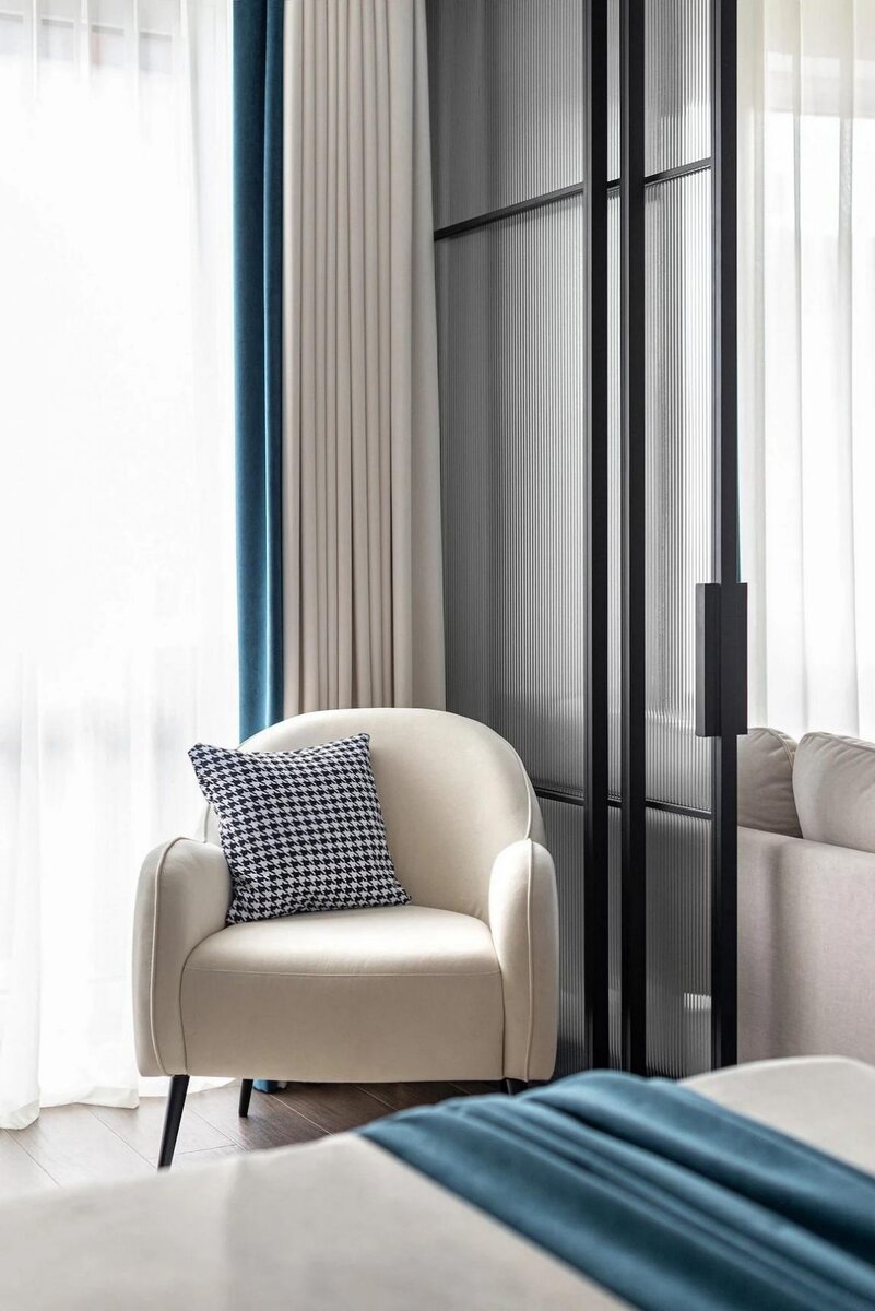 Мрамор, латунь и дерево. Просторный интерьер с изысканными деталями