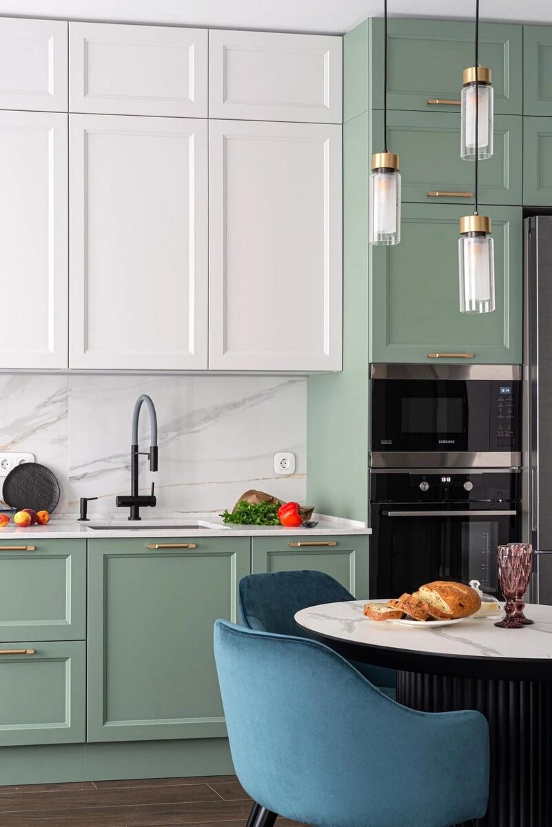 Мрамор, латунь и дерево. Просторный интерьер с изысканными деталями