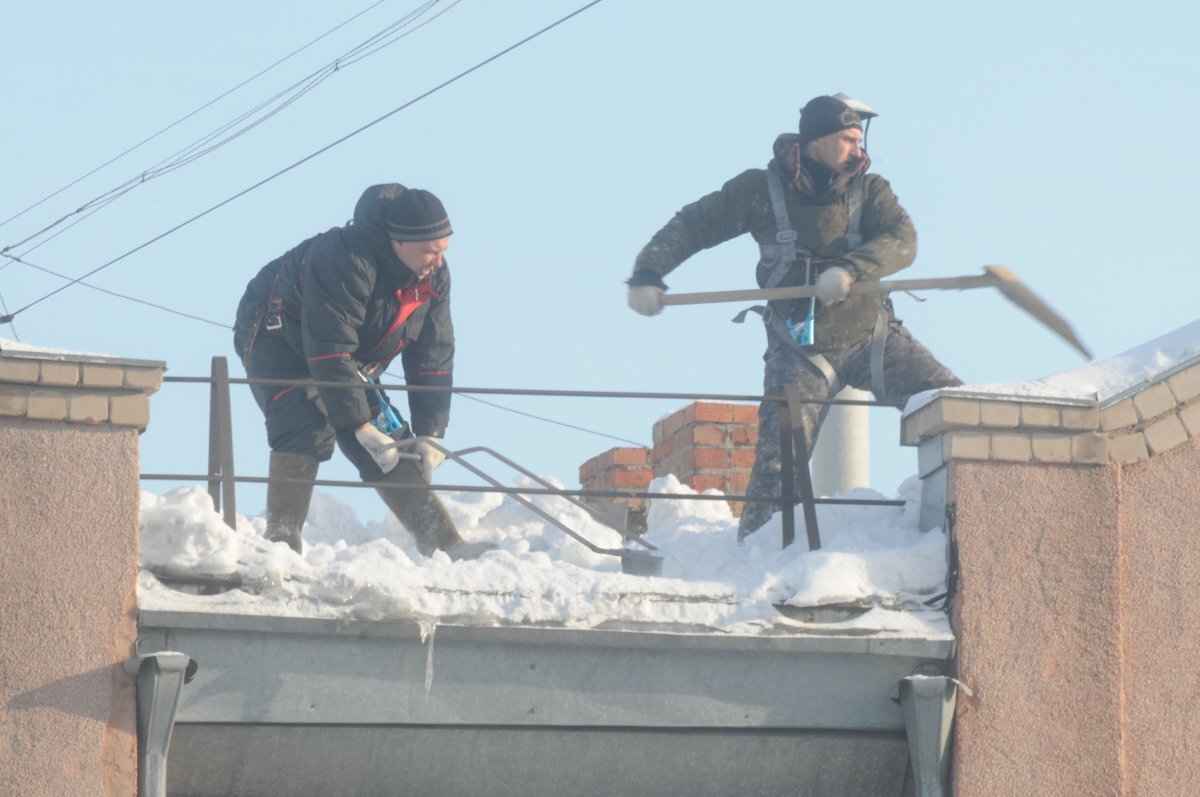    В Магнитогорске ребенок попал в больницу после схода снега с балкона