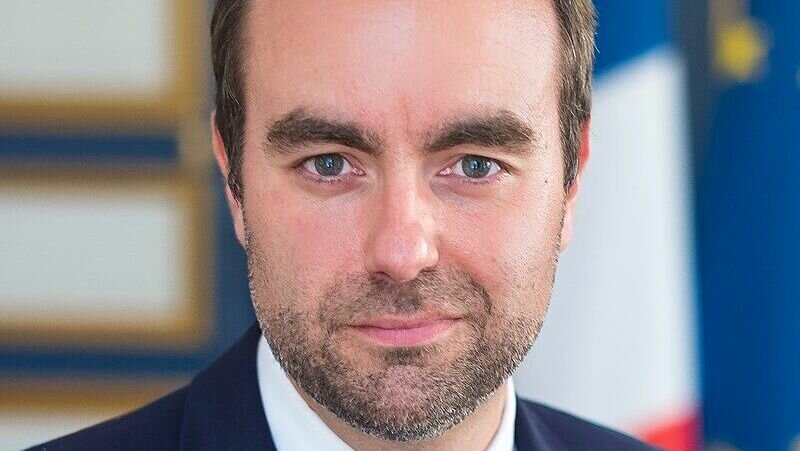     Это подтвердил глава французского минобороны Себастьян Лекорню.