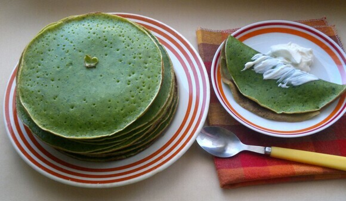 Подать блинчики со шпинатом к столу. Приятного аппетита!