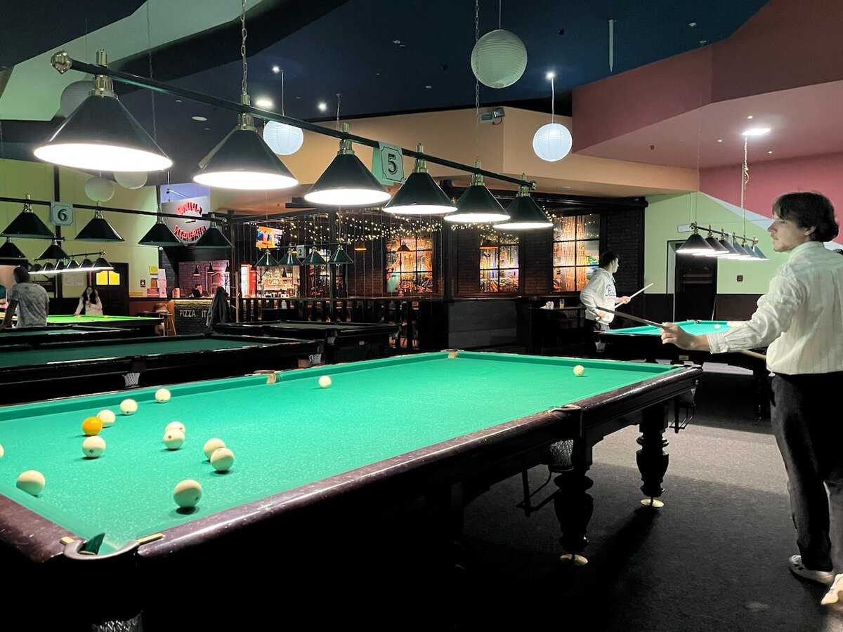 Вы никогда не задумывались, что дает бильярд 🎱 человеку как вид спорта 🏅? Какие качества личности он развивает🧘‍♂️? Чем полезен 😊?
Отвечая на эти вопросы,  можно написать целые трактаты, книги 📚 и докторские диссертации 📓. А я буду краток.
Итак, перед Вами 9 фактов о влиянии бильярда на здоровье и развитии личности:
1. В бильярде всесторонне проявляются умственные🧐, интеллектуальные 🤔 и физические способности человека💪🏾.
2. За одну партию игрок проходит вокруг стола приблизительно от 1 до 3 километров🚶, а иногда и более. Потому, это очень хороший способ поддержания себя в хорошей физической форме💪🏾, особенно для малоподвижных и апатичных людей.
3. У игроков поддерживаются в хорошем состоянии сердечно-сосудистая система🫀 и легкие🫁, если конечно он не дымит🚭, как паровоз между партиями😅.
4. При игре в бильярд развивается глазомер🔄, быстрая реакция🏎️, вырабатывается четкость и координация движений💯.
5. Бильярд особенно полезен холерикам, так как приучает к терпению😩, чего людям с данным типом темперамента часто не хватает.
6. Игра в бильярд воспитывает выдержку и хладнокровие😌.
7. Бильярдный стол можно назвать практическим учебником по физике⚛️ и геометрии 📐. Ведь в бильярде много, что зависит от знаний физических свойств бильярдных шаров 🎱 , точного расчета 🧮, а также умения дать шару задуманное поступательное или вращательное движение🔁 кием.
8. Бильярд прекрасно снимает нервное напряжение 😬 . А потому это отличный способ отдохнуть и вернуть себе душевное равновесие🧘‍♂️.
9. А еще бильярд воспитывает эстетический вкус🤴. Ведь игра должна быть зрелищной и аристократичной, а значит красивой и эффектной 🤩.  Разберем виды бильярда в следующей статье… А какой нравится тебе? Пиши к комментарии👇🏾