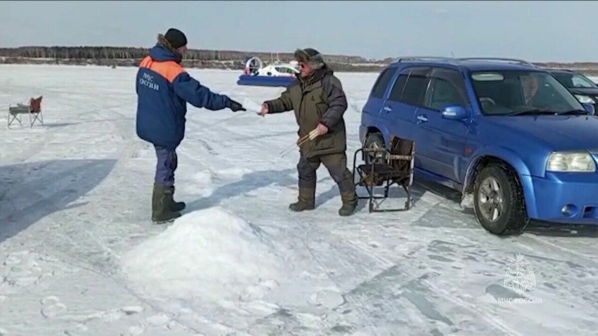     Инспекторы ГИМС МЧС России во время рейдов и патрулирований предупреждают рыбаков и отдыхающих о соблюдении мер безопасности на льду.