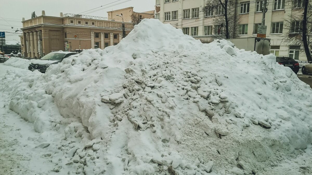     Утро в Тюмени снова началось с жалоб на снег от местных жителей. В паблике «ЧС Тюмень» горожанин рассказал про огромные сугробы в сквере «Берёзовая роща».