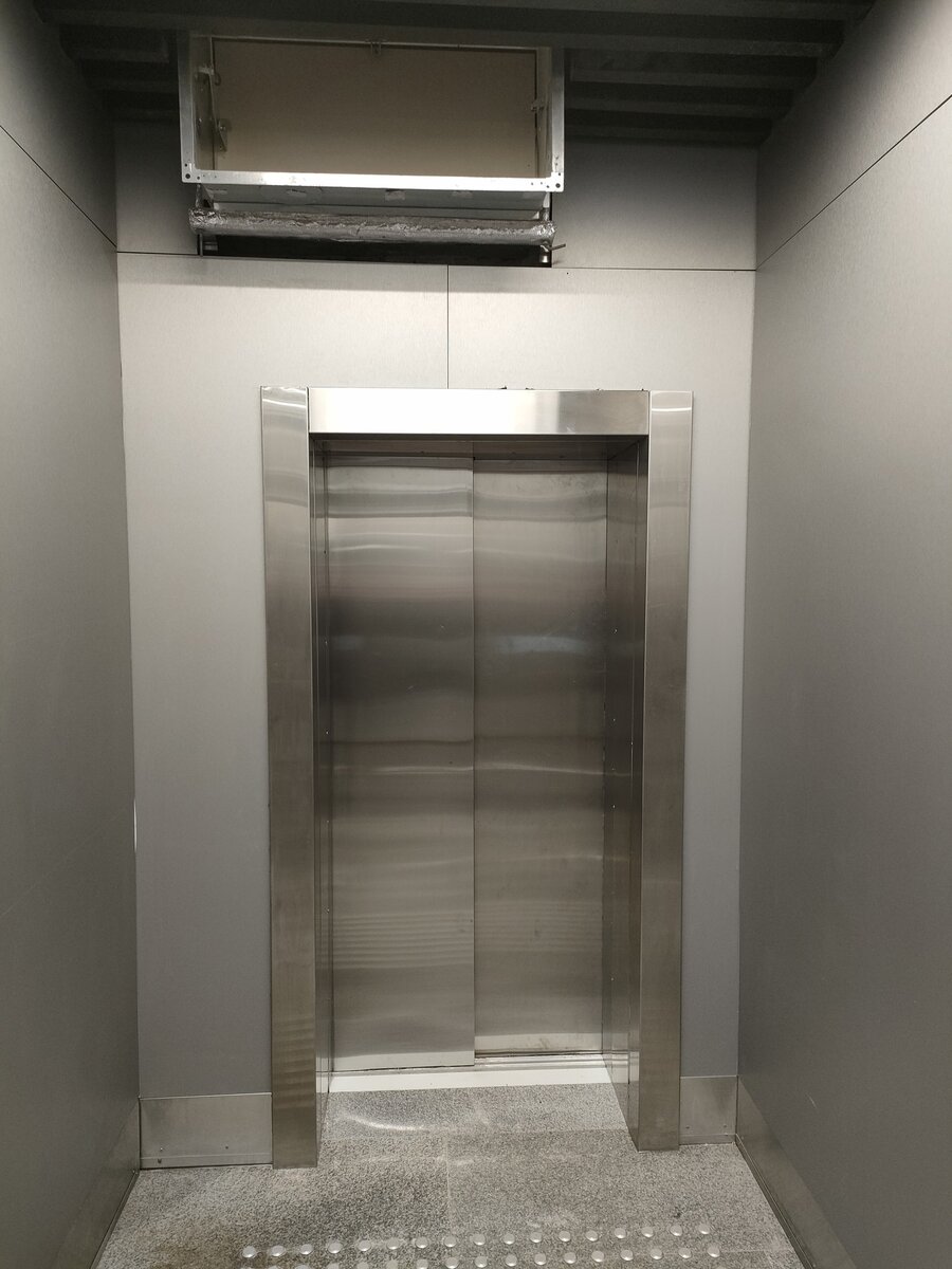 📷 2: В вестибюле станции «Печатники» можно встретить лифт, который невозможно вызвать.