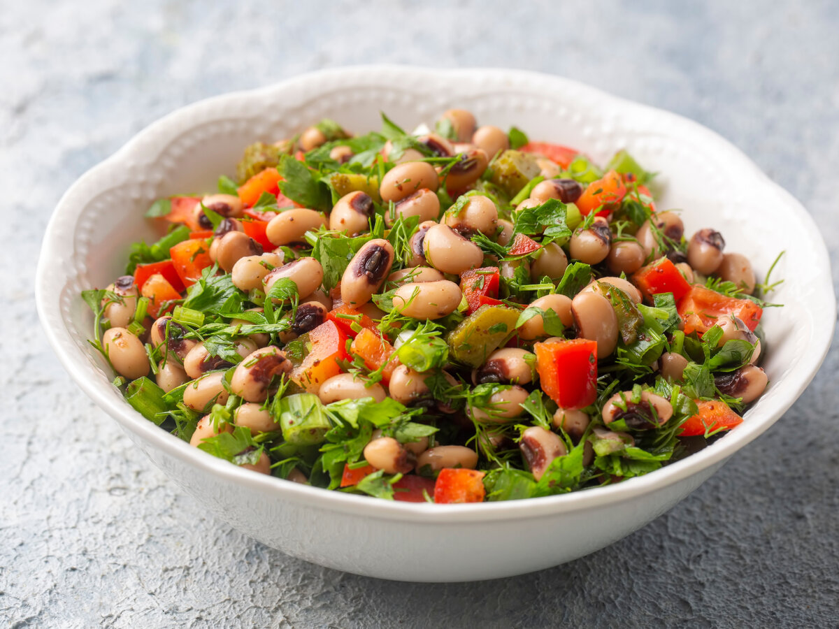 Салат из сушёного черного горошка.