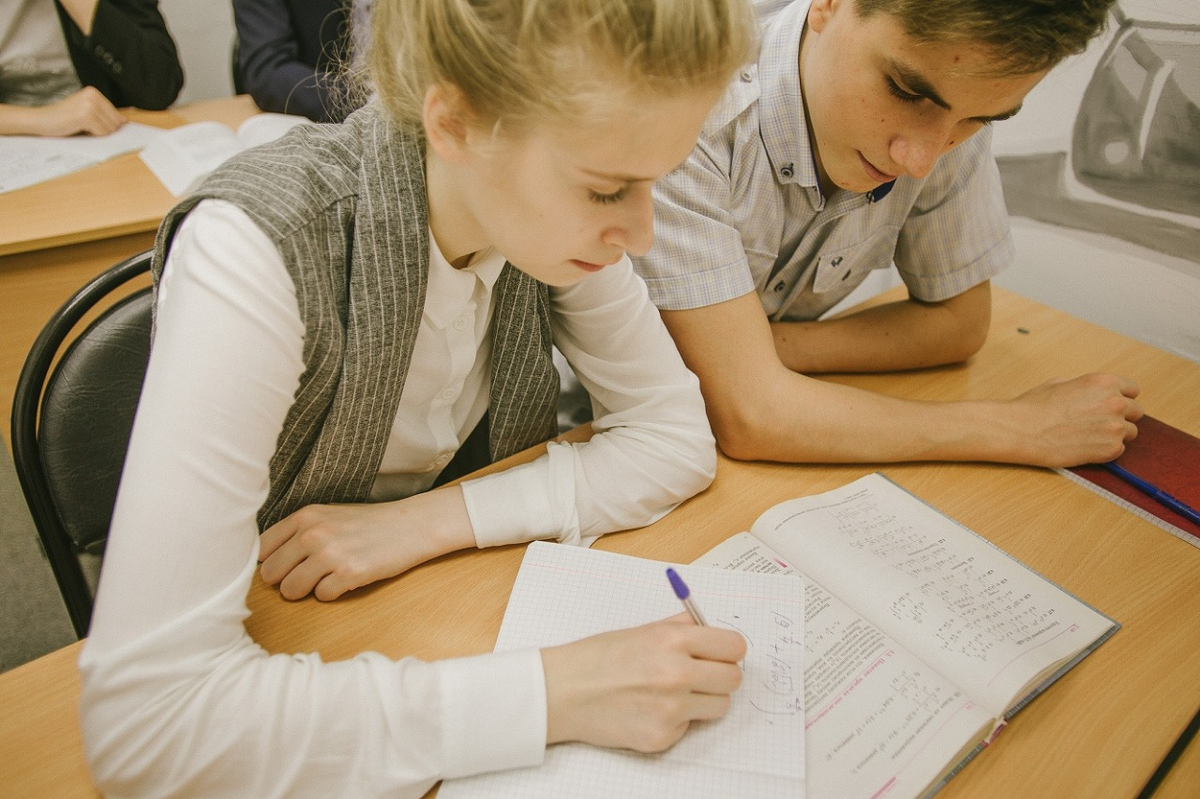 репетиционное тестирование. тестирование репетиционный экзамен. экзамен огэ. тест в аудитории. человек проходит тест.