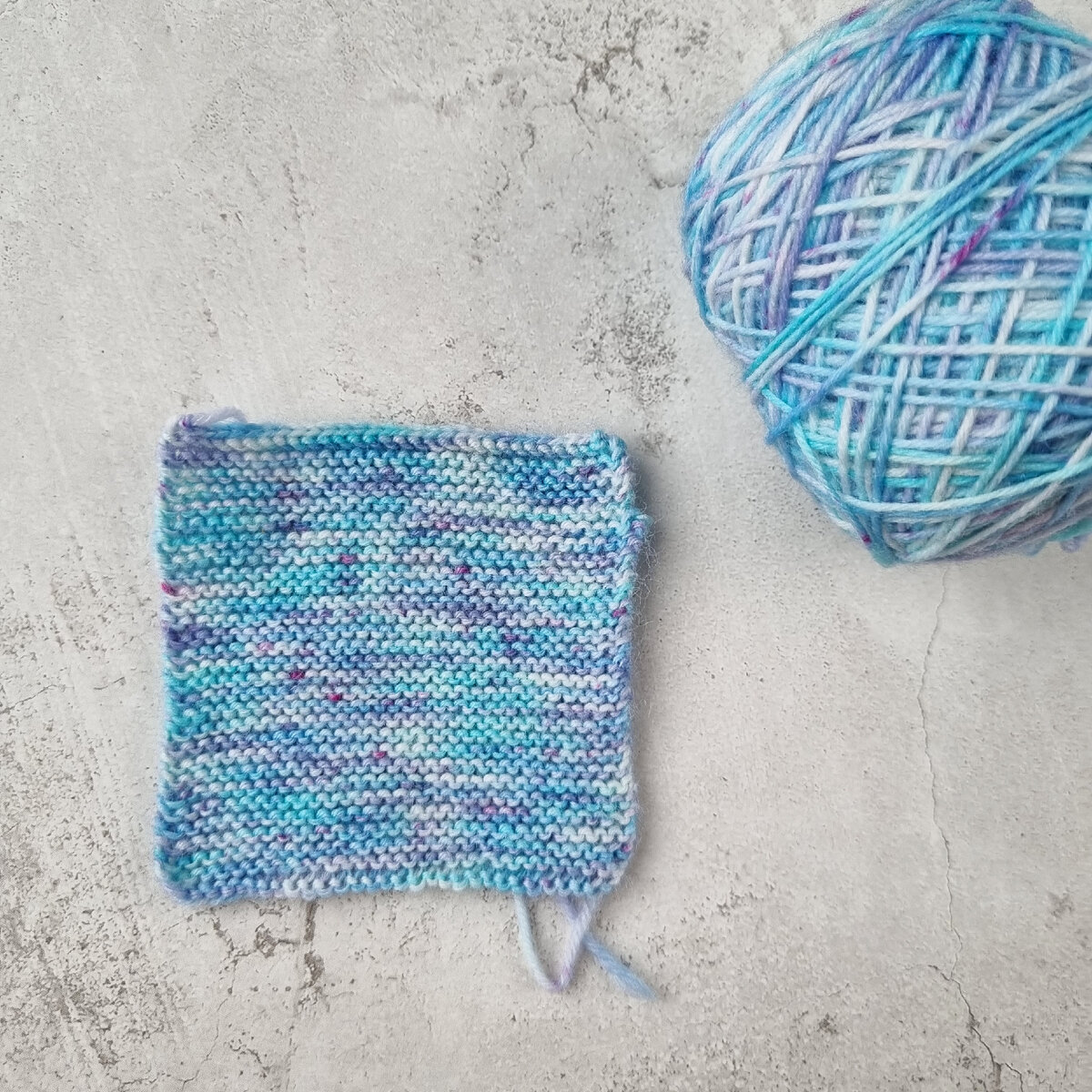 Маленький окрашенный моточек очень пригодился.