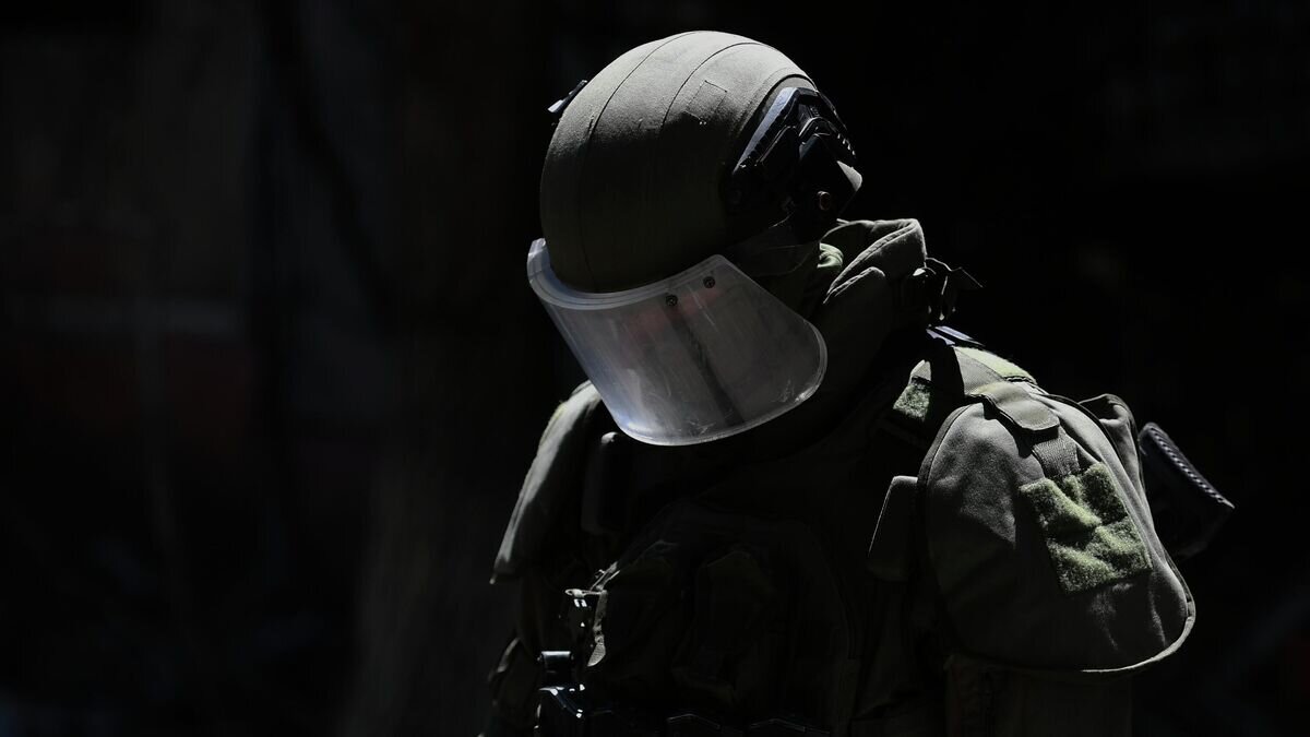    Сапер Международного противоминного центра Вооруженных сил РФ во время обхода жилых домов прилегающих к территории металлургического комбината "Азовсталь" в Мариуполе с целью разминирования© РИА Новости / Константин Михальчевский