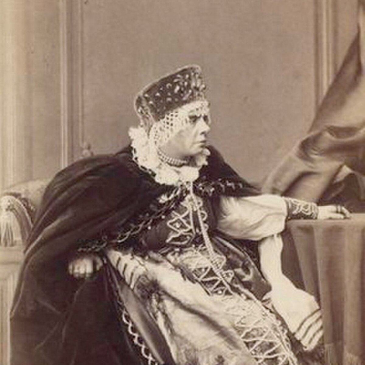 Юлия Линская в роли Кабанихи