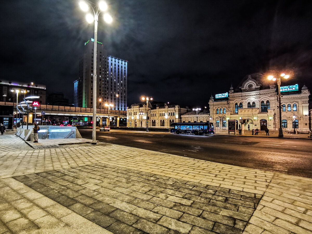 Вход на станцию метро "Рижская" Большой кольцевой линии № 2 (слева) и здание Рижского вокзала (справа). Кстати, в полночь 1 марта с этого вокзала уехала последняя электричка - вокзал закрывается на реконструкцию как минимум на полгода.