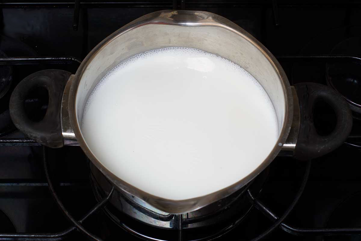 Молоко в кастрюле. Кастрюля для молока. Кипящее молоко. Молоко довести до кипения. Сколько варить творог после закипания