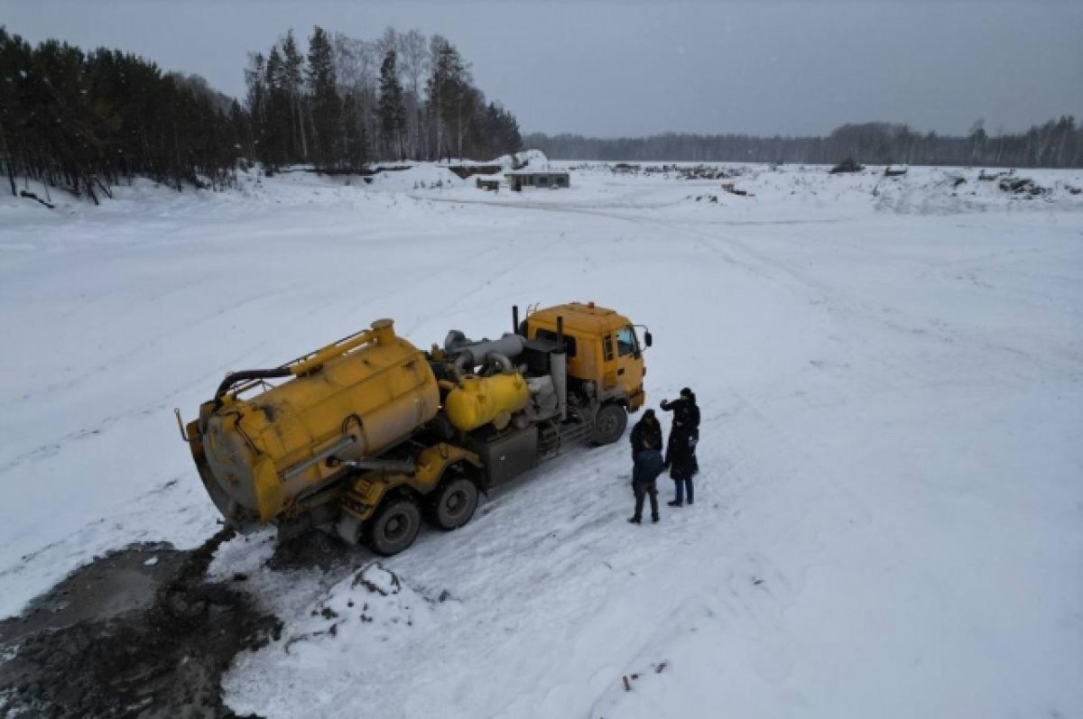    На Урале экологи поймали на незаконном полигоне машины с жидкими отходами